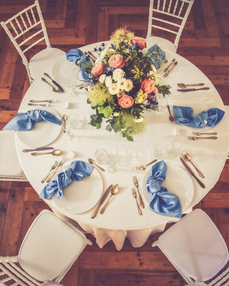 allestimento tavolo ospiti